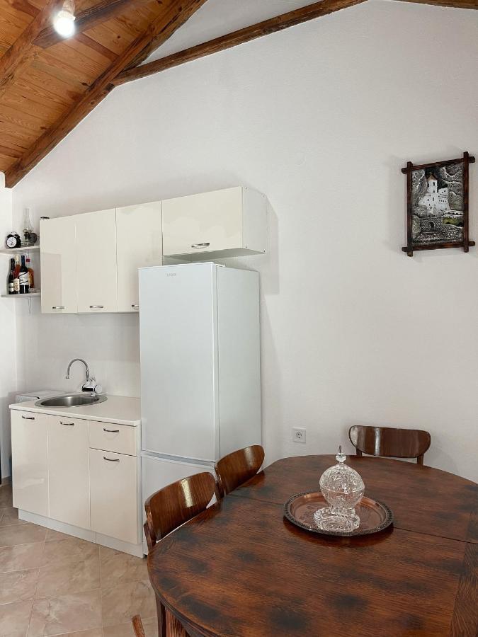 Lakeview Apartments Jolicic Вирпазар Екстериор снимка