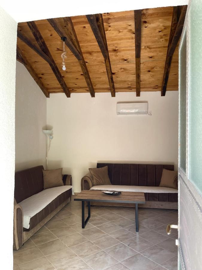 Lakeview Apartments Jolicic Вирпазар Екстериор снимка