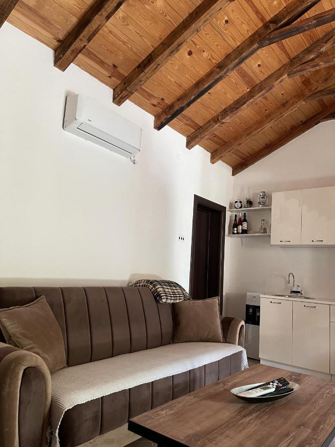 Lakeview Apartments Jolicic Вирпазар Екстериор снимка