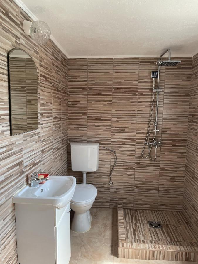 Lakeview Apartments Jolicic Вирпазар Екстериор снимка