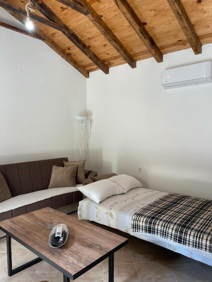 Lakeview Apartments Jolicic Вирпазар Екстериор снимка