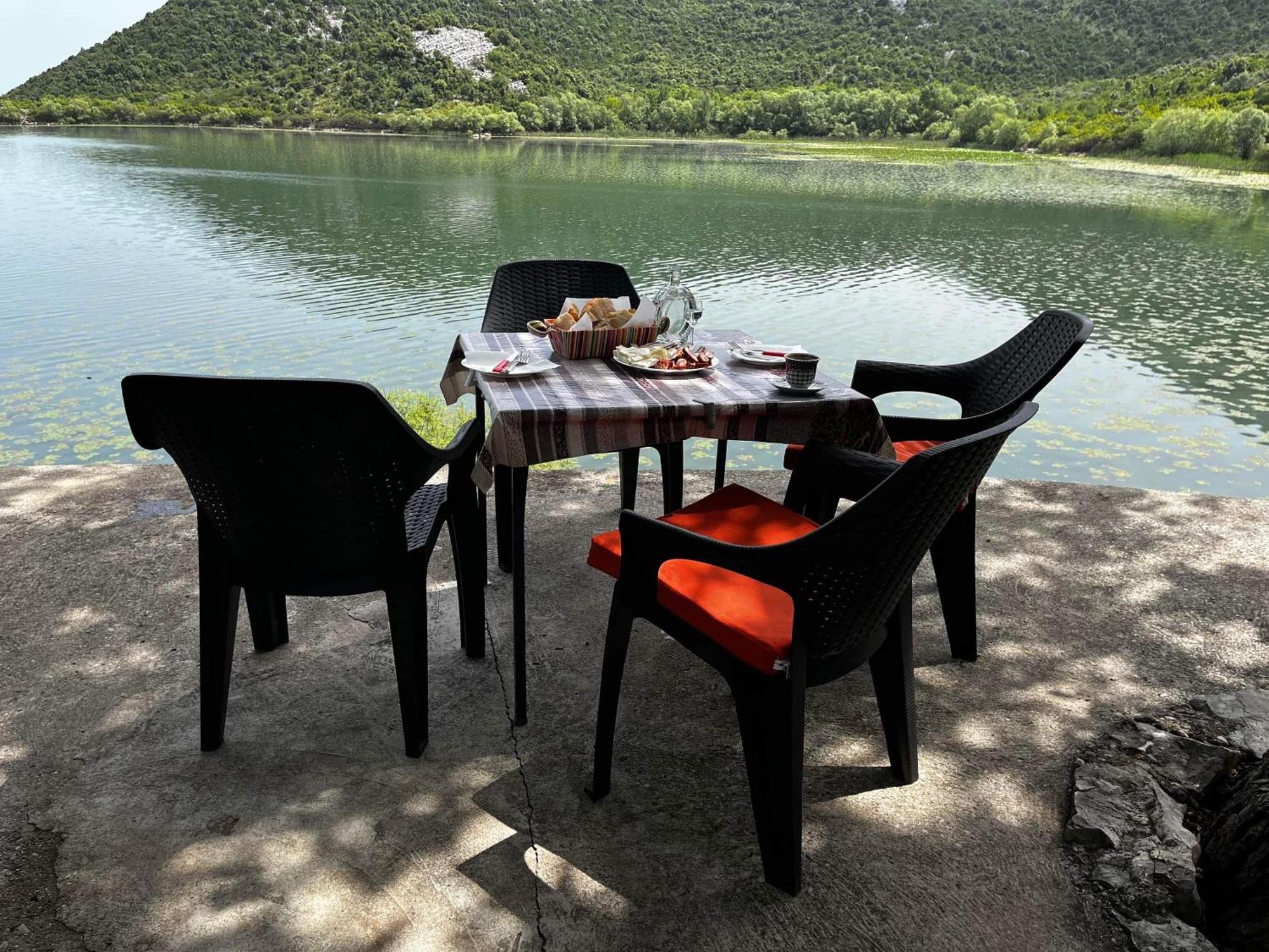 Lakeview Apartments Jolicic Вирпазар Екстериор снимка